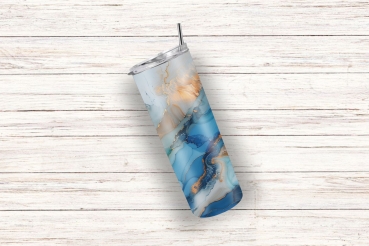 Preview: Thermobecher mit abstraktem Ozean-Design – Frische Eleganz (590ml) Preview: Thermobecher mit einem abstrakten Ozean-Design in Blau-, Türkis- und Goldtönen, liegend auf einem weißen Holzuntergrund, mit integriertem Trinkhalm und hochwertiger Verarbeitung.